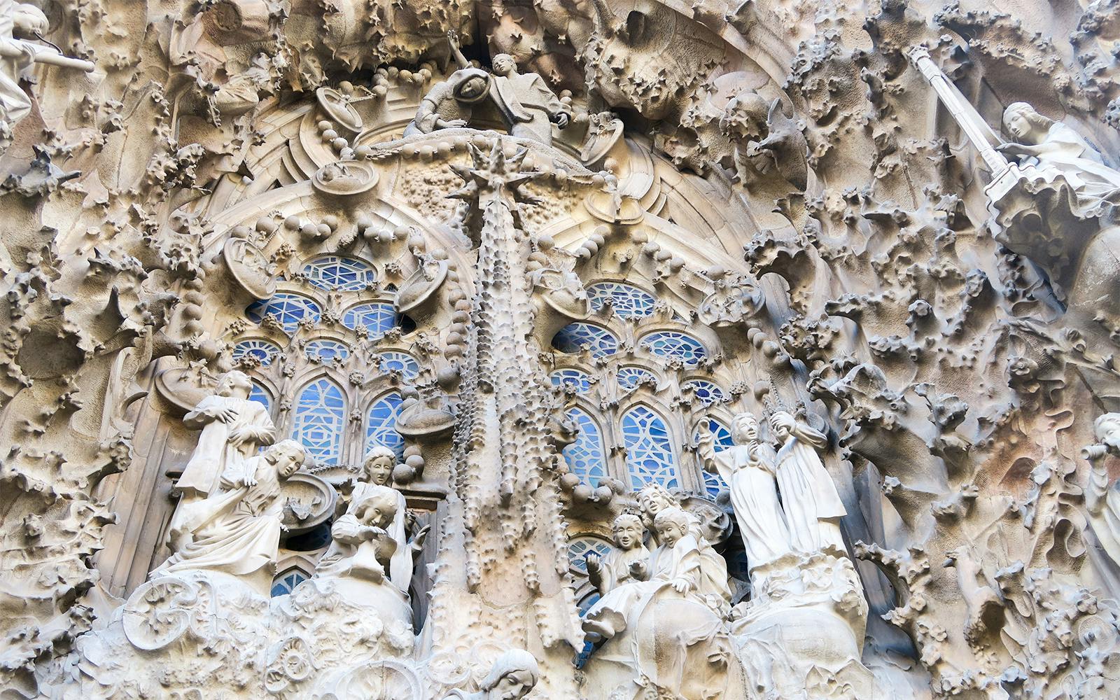 discover-the-mesmerizing-sagrada-familia-glory-facade